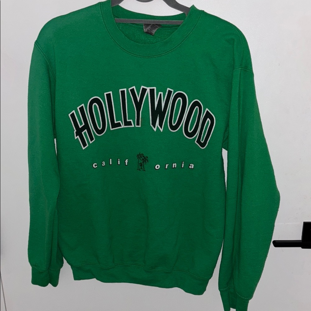 Vintage-style “Hollywood California” crewneck 🌴